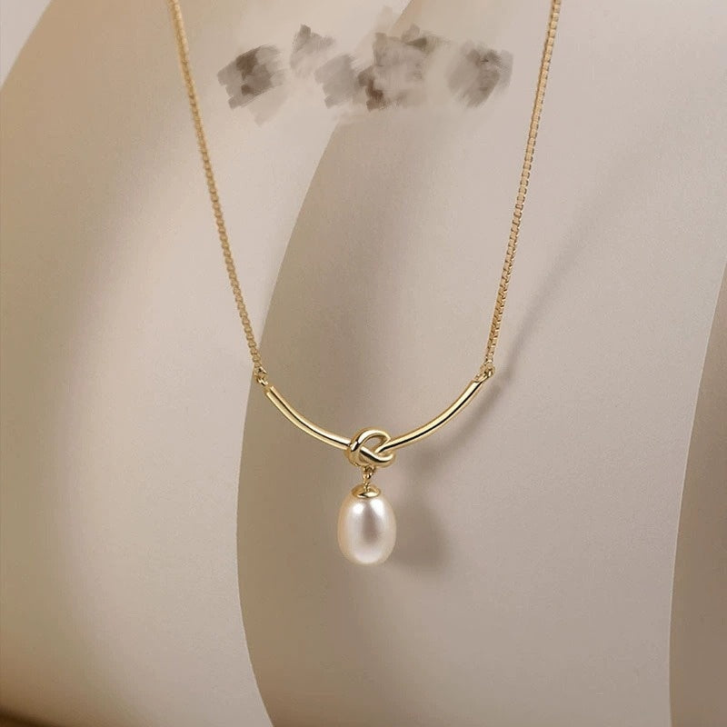 Modern Knot Pearl Necklace | Minimal Elegance at the Collarbone