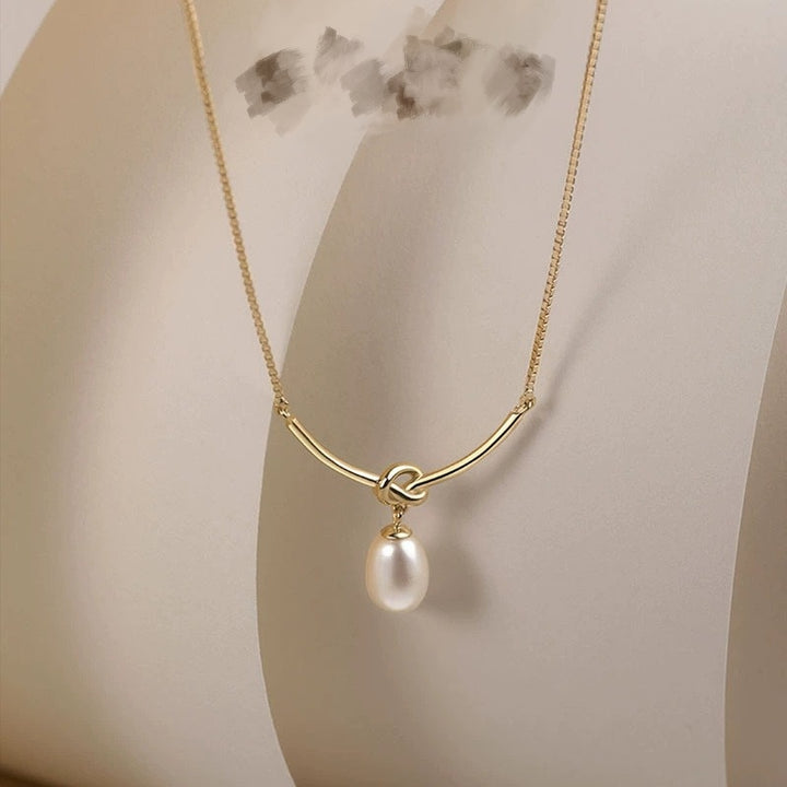 Modern Knot Pearl Necklace | Minimal Elegance at the Collarbone