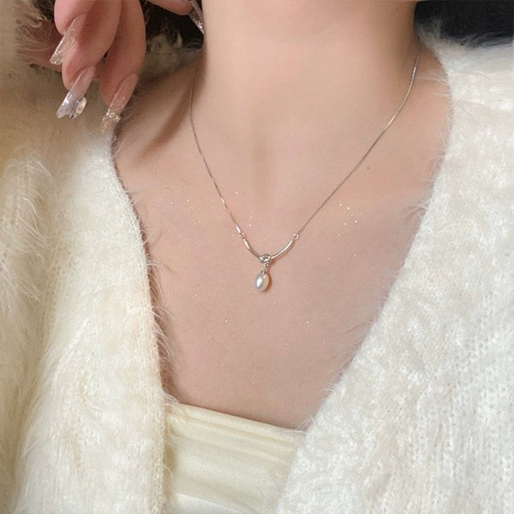 Modern Knot Pearl Necklace | Minimal Elegance at the Collarbone
