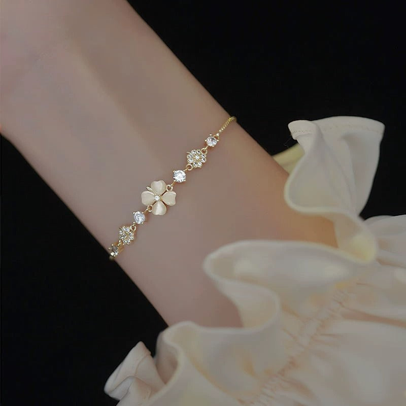 Four-Leaf Soft Glow Gold Chain Petal Diamond Bracelet