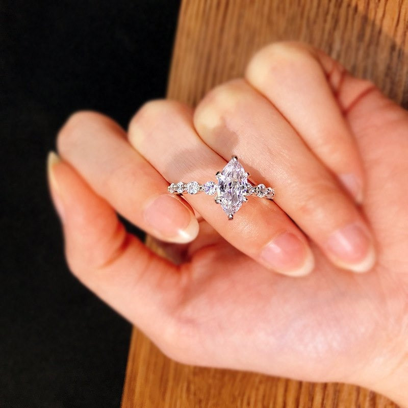 18K White Gold Marquise Main Diamond Ring - Baguette Accent Diamond Light Luxury Band