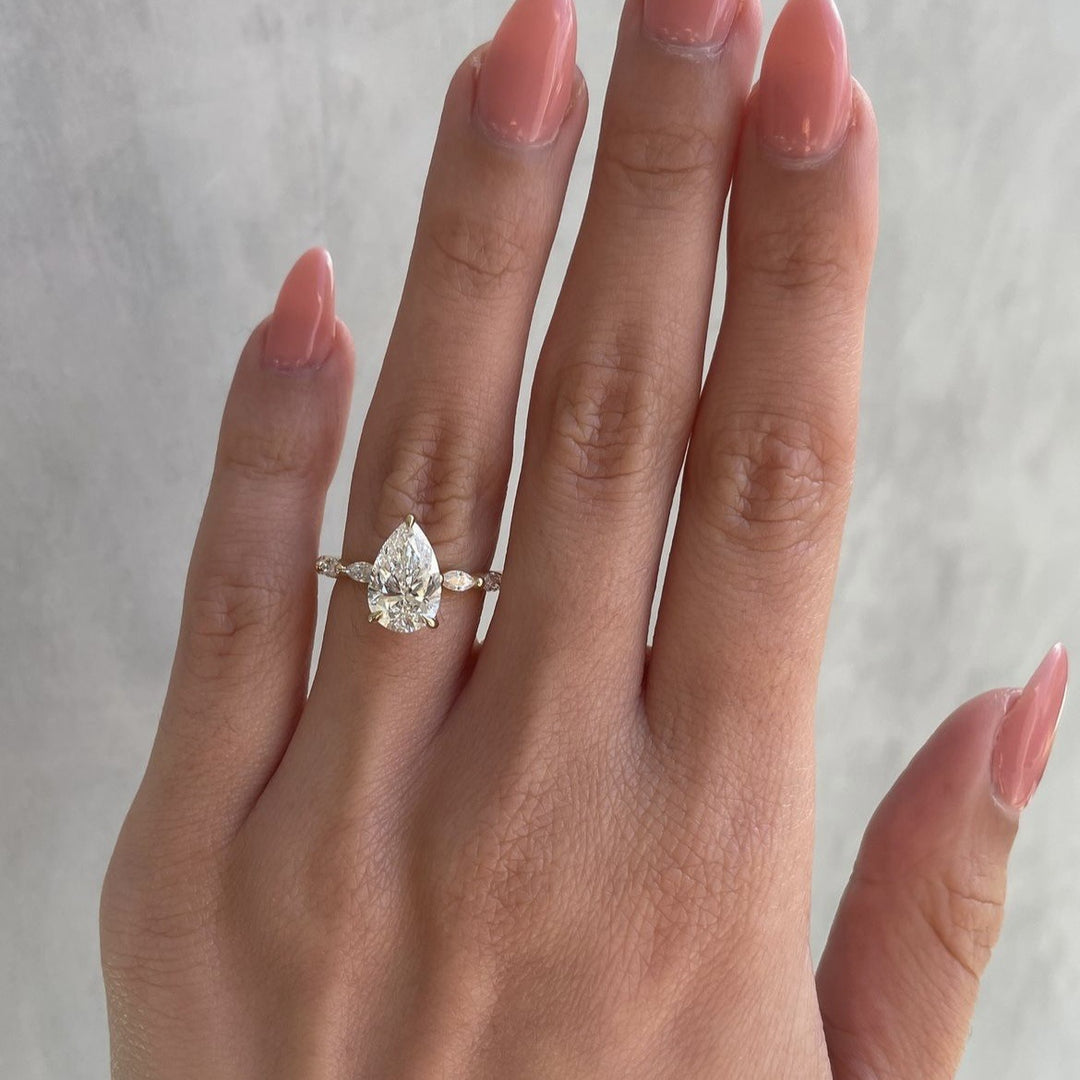 18K Gold Pear Three-Stone Ring - Lab-Grown Diamond Light Luxury Romantic Band