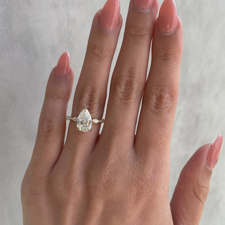 18K Gold Pear Three-Stone Ring - Lab-Grown Diamond Light Luxury Romantic Band