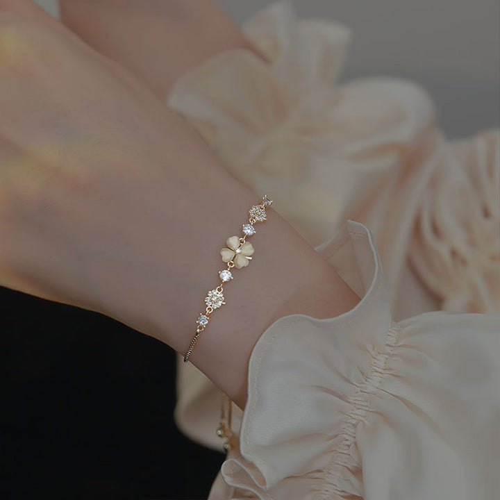 Four-Leaf Soft Glow Gold Chain Petal Diamond Bracelet
