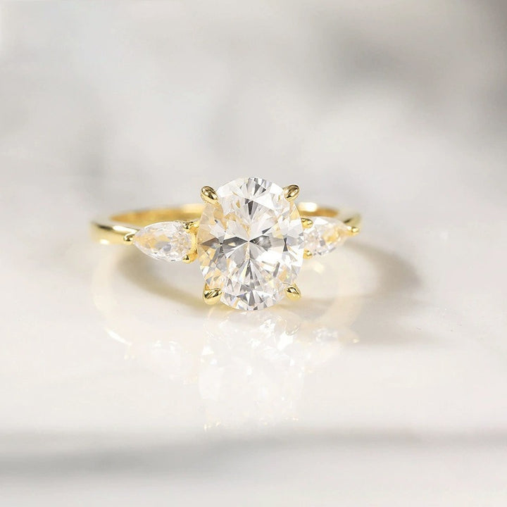 S925 Silver Oval Main Diamond Ring - Pear-Cut Accent Diamond Light Luxury Band
