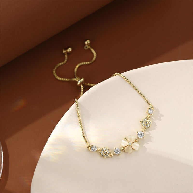 Four-Leaf Soft Glow Gold Chain Petal Diamond Bracelet