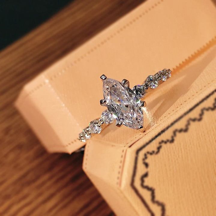 18K White Gold Marquise Main Diamond Ring - Baguette Accent Diamond Light Luxury Band