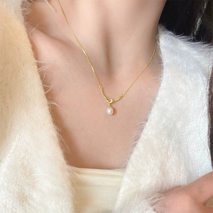 Modern Knot Pearl Necklace | Minimal Elegance at the Collarbone