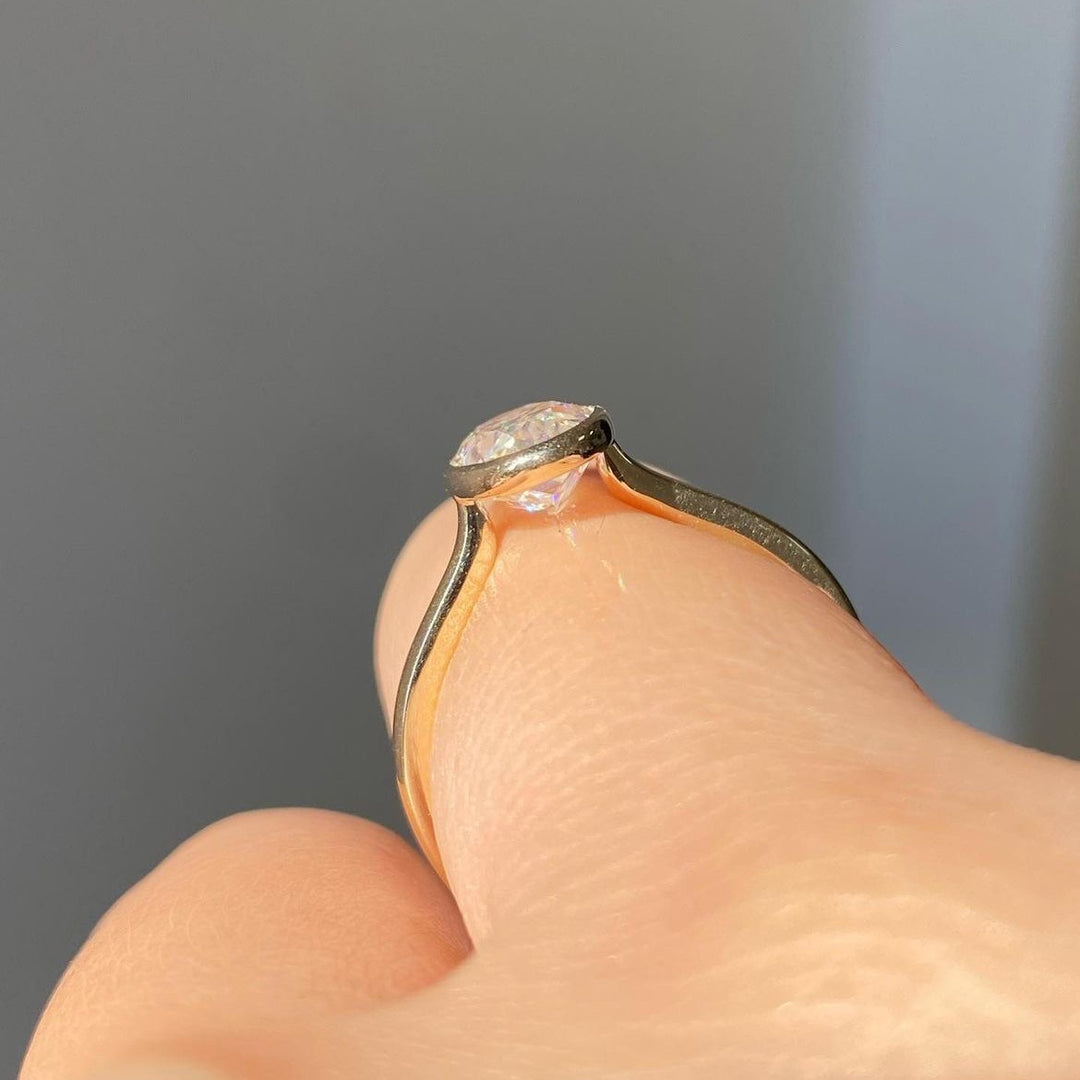 18K Gold / 18K White Gold Oval Cut Diamond Ring | Minimal Bezel Setting