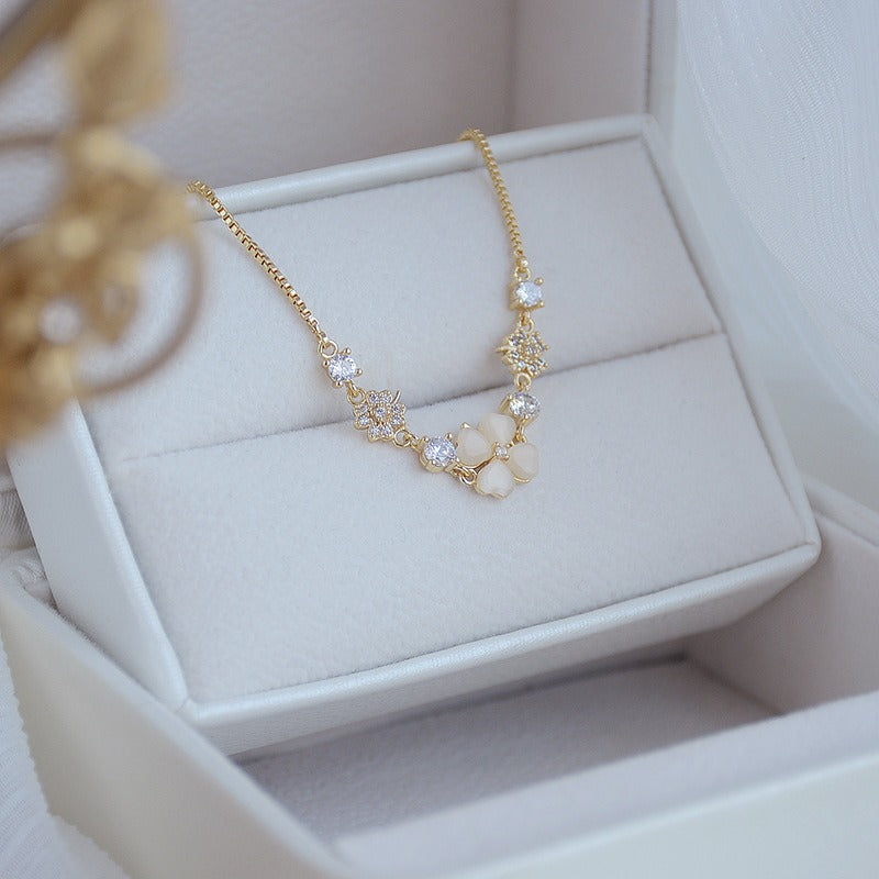 Four-Leaf Soft Glow Gold Chain Petal Diamond Bracelet