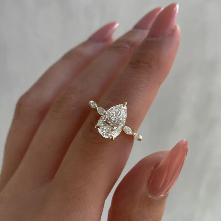 18K Gold Pear Three-Stone Ring - Lab-Grown Diamond Light Luxury Romantic Band